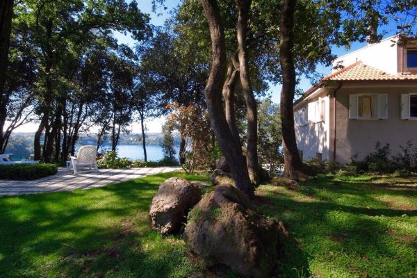 Villa immersa nel verde sul Lago di Bracciano